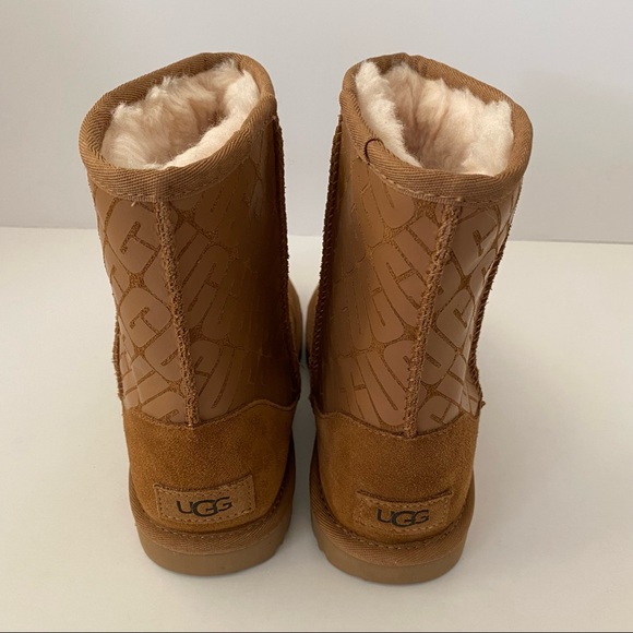 UGG Classic Short UGG Logo Boots Chestnut Kid’s 5 (Will Fit a Women’s 7) NWOB - Picture 4 of 9